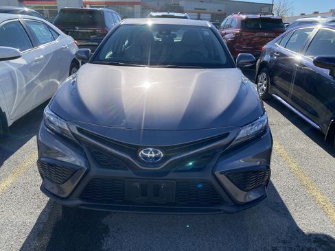 Used 2024 Toyota Camry SE image 3