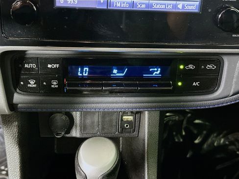 Used 2018 Toyota Corolla SE image 22