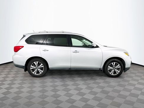 Used 2017 Nissan Pathfinder SL image 4