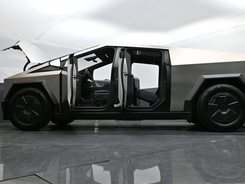 Used 2025 Tesla Cybertruck AWD Crew Cab image 38