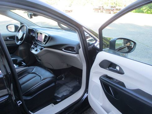 Used 2023 Chrysler Pacifica Touring-L FWD image 32