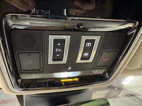 Used 2020 Land Rover Range Rover Sport HSE image 32