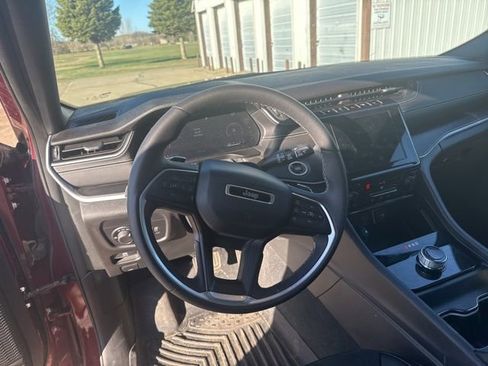 Used 2023 Jeep Grand Cherokee Altitude image 15