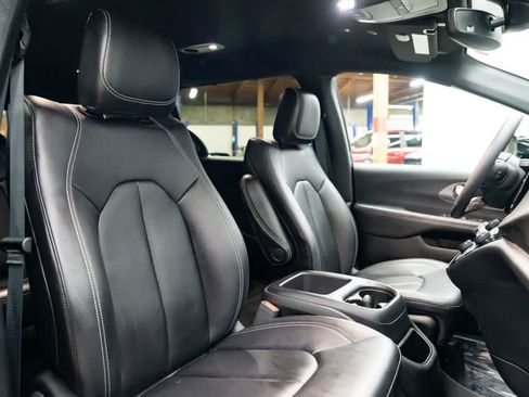 Used 2025 Chrysler Pacifica Select FWD image 28