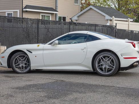 Used 2016 Ferrari California T RWD image 47