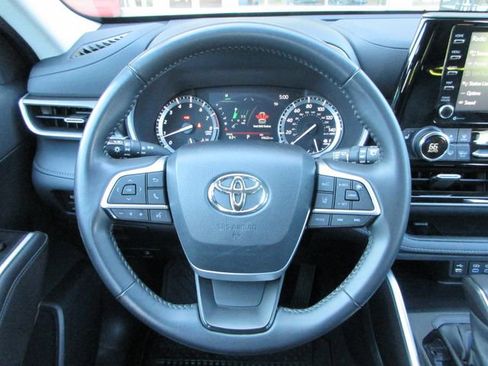 Used 2022 Toyota Highlander XLE AWD/4WD image 20