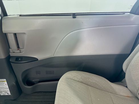 Used 2017 Toyota Sienna LE FWD image 30
