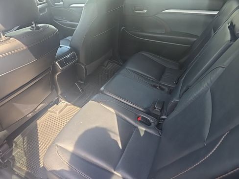 Used 2017 Toyota Highlander XLE image 12