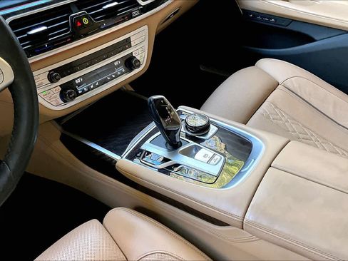 Used 2022 BMW 750i xDrive w/ Executive Package image 16