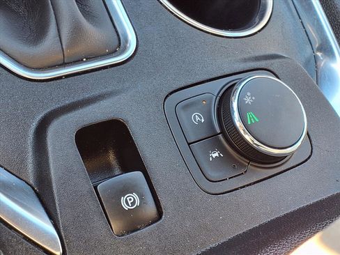 Used 2022 Chevrolet Traverse LS image 9