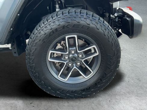 Used 2024 Jeep Gladiator Mojave w/ Technology Group AWD/4WD image 27