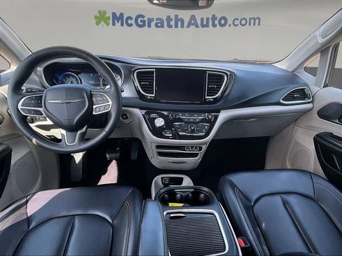 Used 2023 Chrysler Pacifica Touring-L FWD image 9
