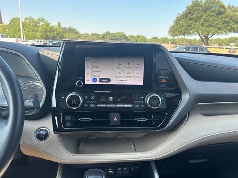 Used 2023 Toyota Highlander XLE FWD image 9