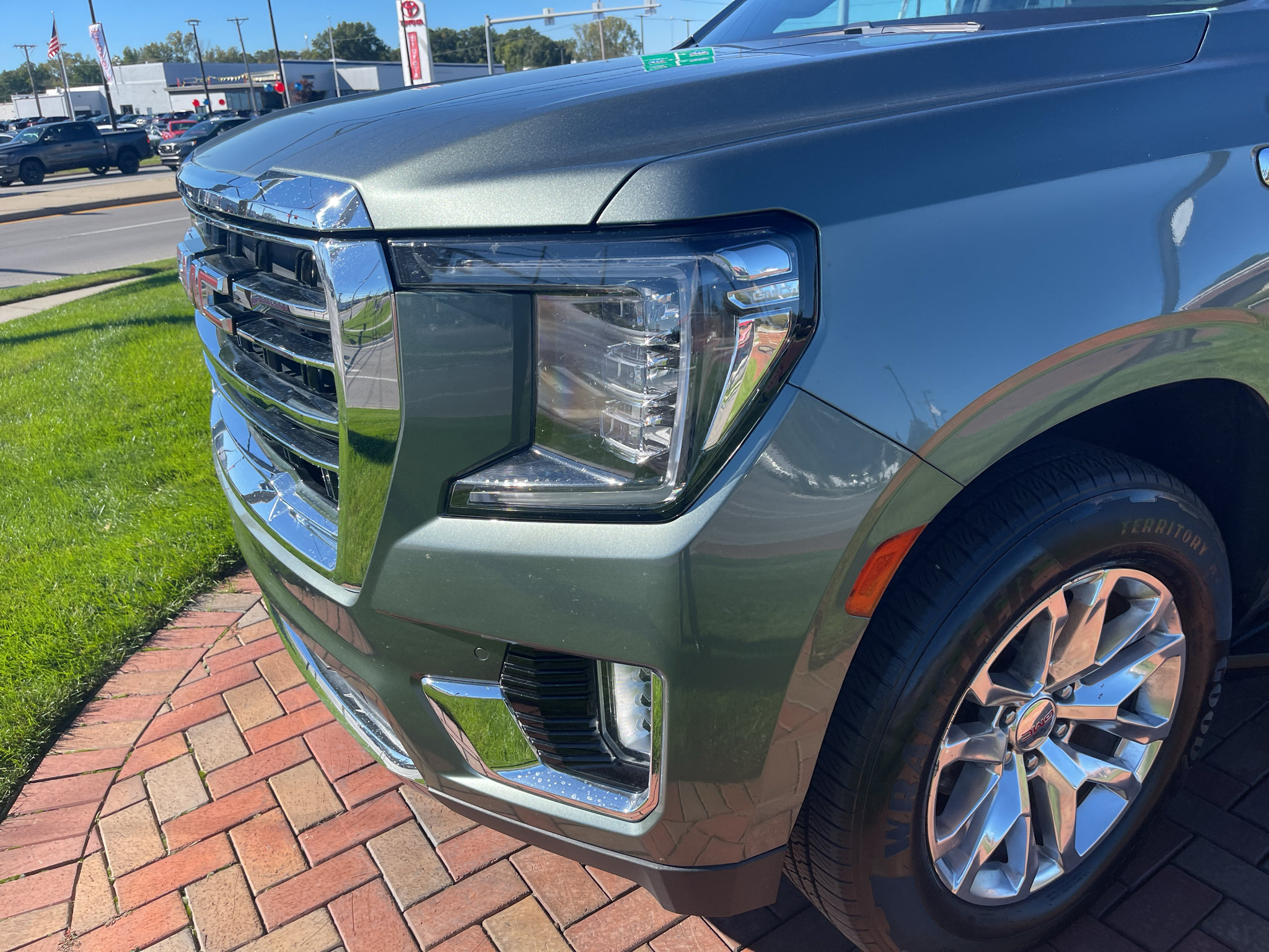 Used 2023 GMC Yukon XL SLT w/ SLT Luxury Package AWD/4WD image 2