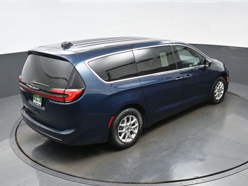 Used 2024 Chrysler Pacifica Touring FWD image 41