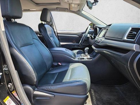 Used 2016 Toyota Highlander XLE AWD/4WD image 18