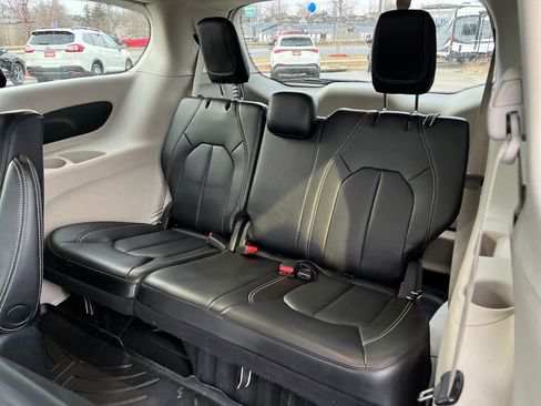 Used 2023 Chrysler Pacifica Touring-L image 30