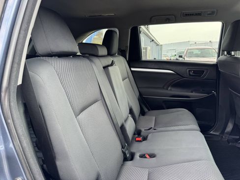 Used 2018 Toyota Highlander LE AWD/4WD image 29