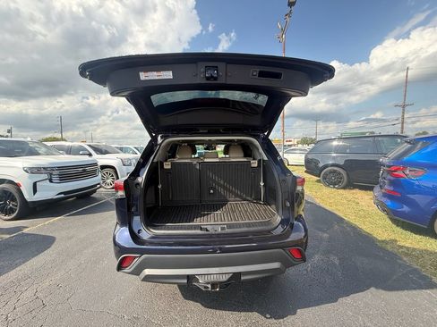 Used 2020 Toyota Highlander XLE AWD/4WD image 5