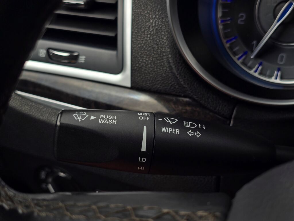 Used 2018 Chrysler 300 Limited AWD/4WD image 27