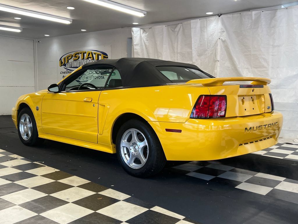 Used 2004 Ford Mustang Convertible RWD image 10
