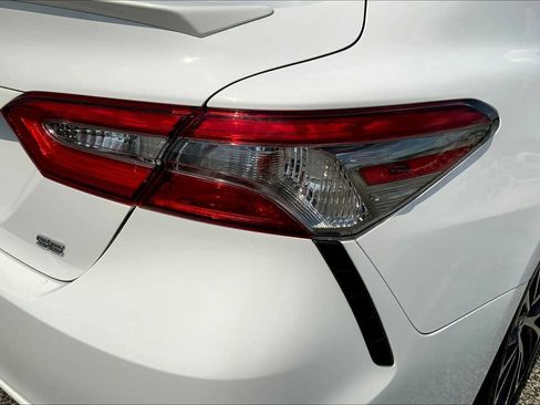 Used 2018 Toyota Camry SE FWD image 27