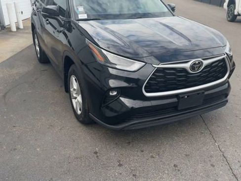 Used 2024 Toyota Highlander LE AWD/4WD image 4