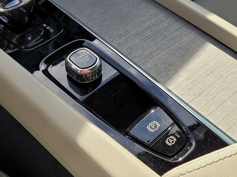 Certified 2024 Volvo XC60 T8 Ultimate w/ Protection Package Premier image 27