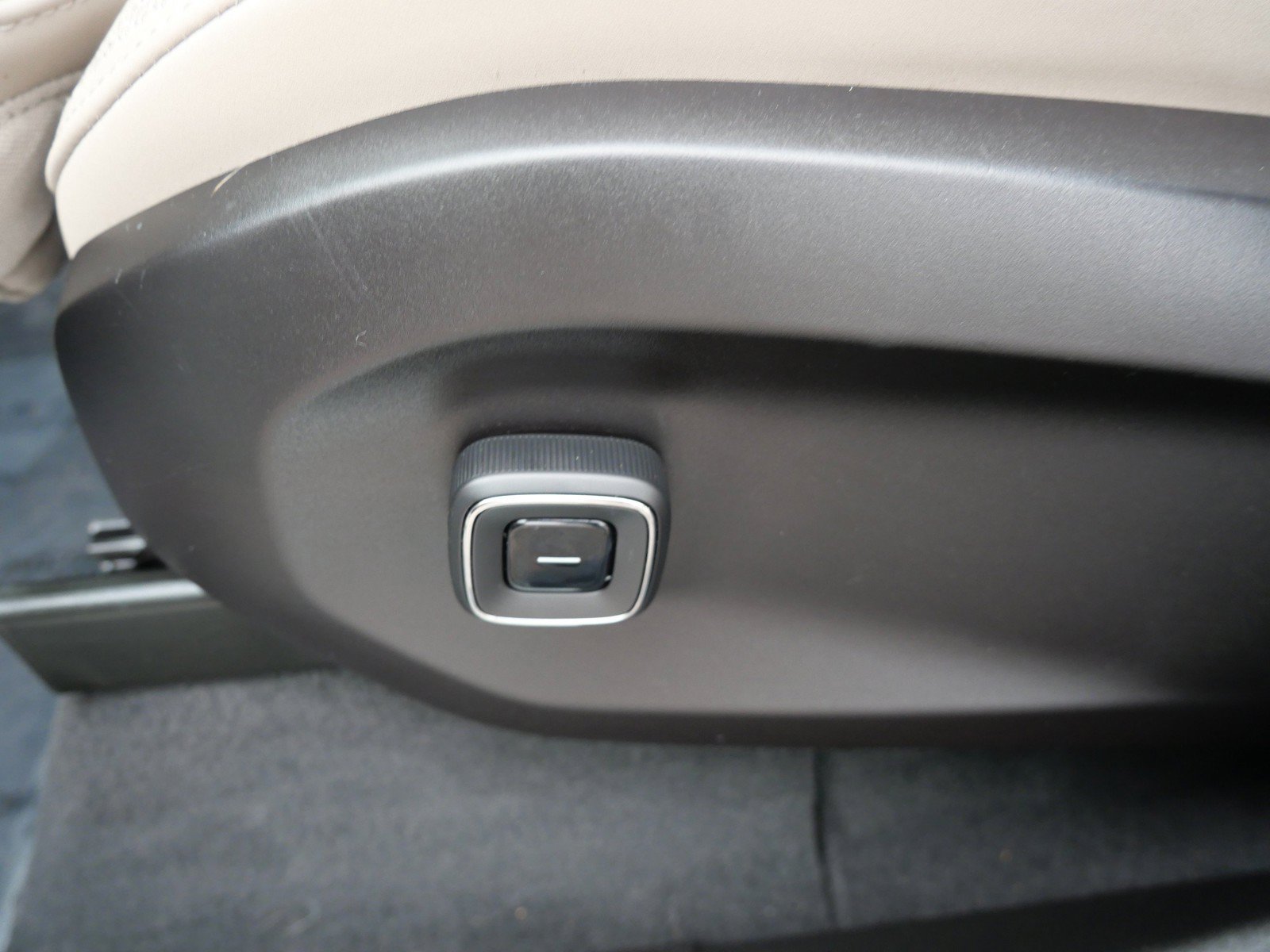 Certified 2025 Volvo EX90 Plus AWD/4WD image 16