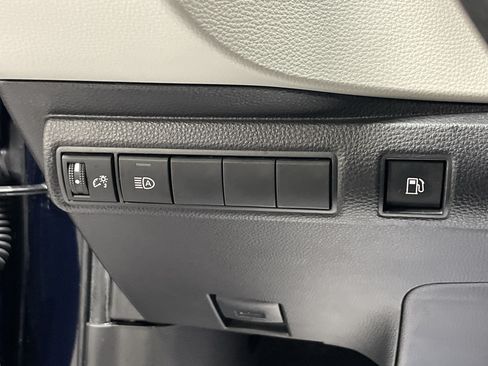 Used 2025 Toyota Corolla LE FWD image 28