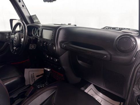 Used 2018 Jeep Wrangler Unlimited Rubicon w/ Connectivity Group image 28