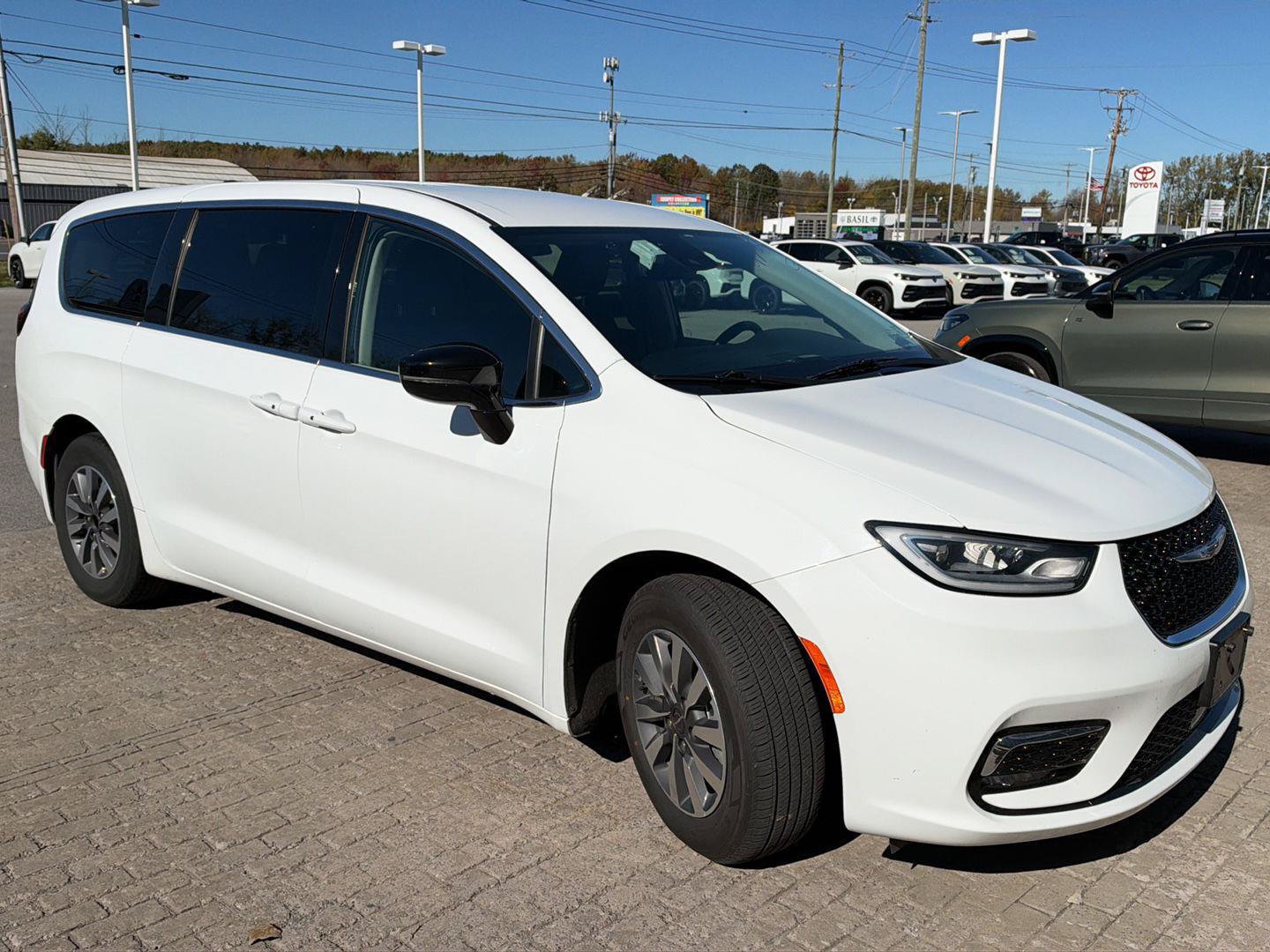 Used 2024 Chrysler Pacifica Limited FWD image 5