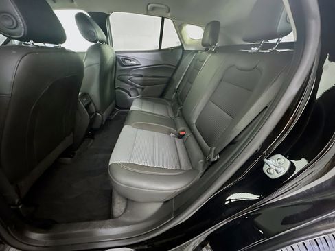 Used 2025 Chevrolet Trax LT w/ LT Convenience Package image 28