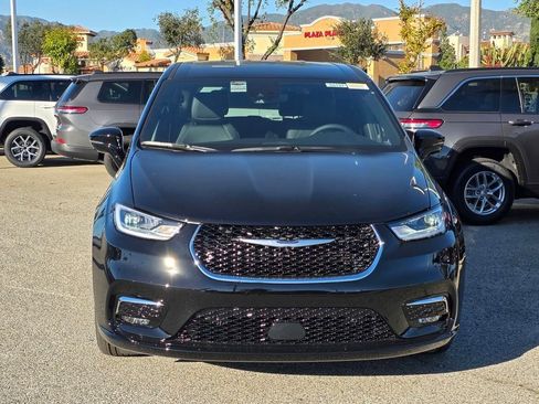 New 2026 Chrysler Pacifica Select image 2