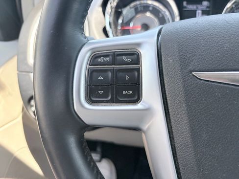 Used 2012 Chrysler Town & Country Touring-L w/ Entertainment Group #2 FWD image 19
