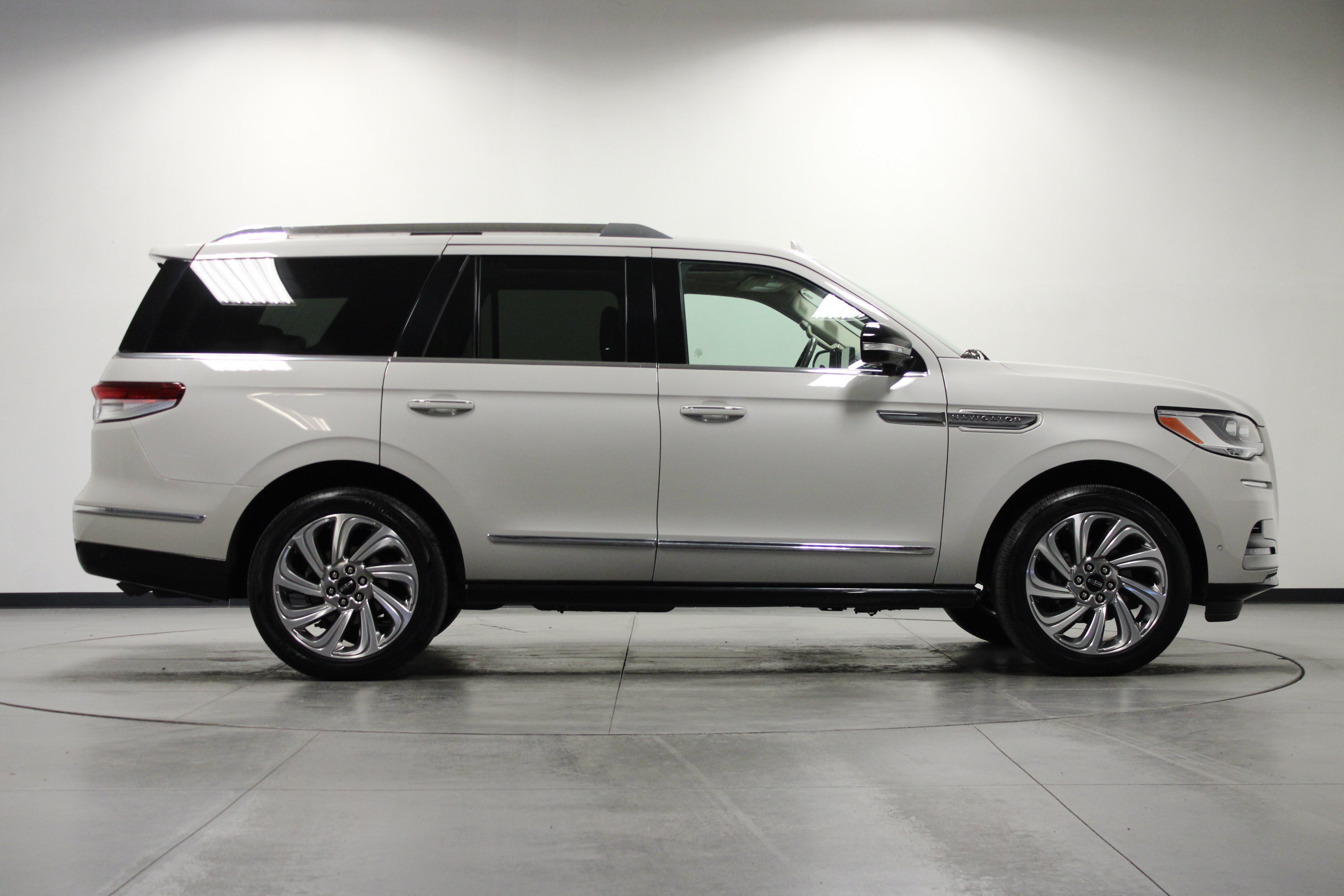 Used 2024 Lincoln Navigator Reserve AWD/4WD image 3