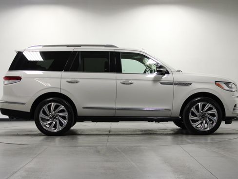 Used 2024 Lincoln Navigator Reserve AWD/4WD image 3