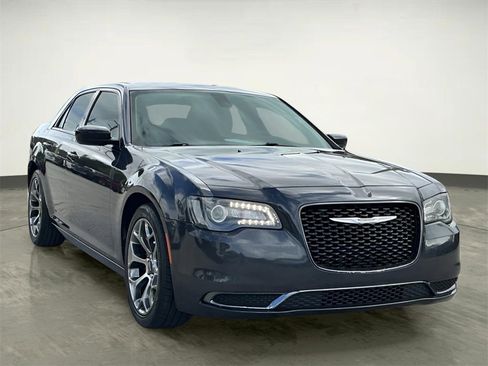 Used 2018 Chrysler 300 Touring w/ Sport Appearance Package image 13