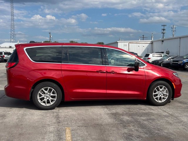 Used 2025 Chrysler Pacifica Select FWD image 14