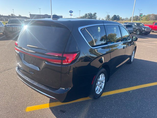 Used 2025 Chrysler Pacifica Select FWD image 8
