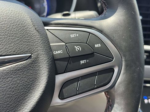 Used 2019 Chrysler Pacifica Touring-L FWD image 21