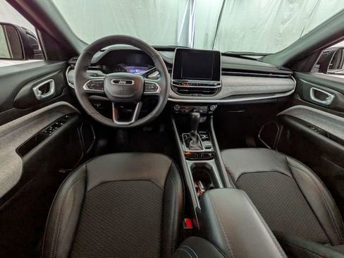 Used 2025 Jeep Compass Latitude image 11