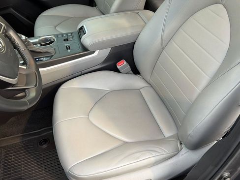 Used 2023 Toyota Highlander XLE FWD image 30