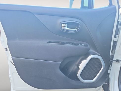 Used 2018 Jeep Renegade Latitude image 16