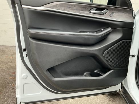 Used 2023 Jeep Grand Cherokee L Limited image 12