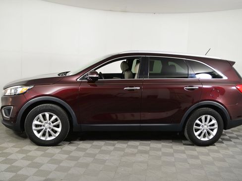 Used 2017 Kia Sorento LX image 2