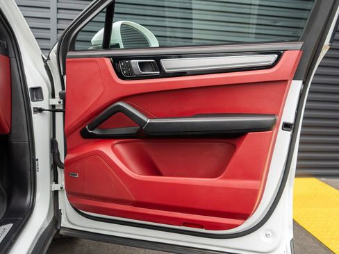 Certified 2023 Porsche Cayenne Platinum Edition w/ Premium Package Plus image 32