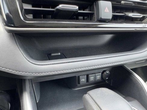 Used 2020 Toyota Highlander L image 32