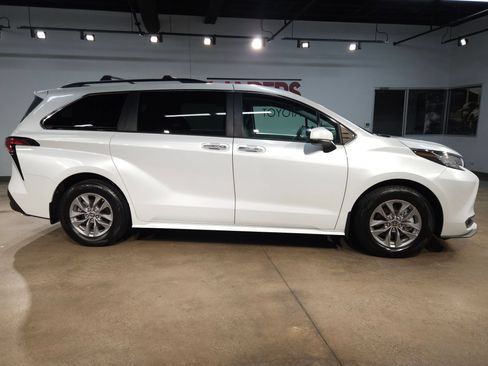 Used 2022 Toyota Sienna XLE FWD image 8
