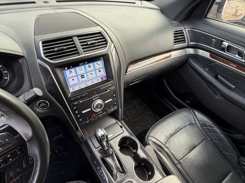 Used 2018 Ford Explorer Platinum image 25